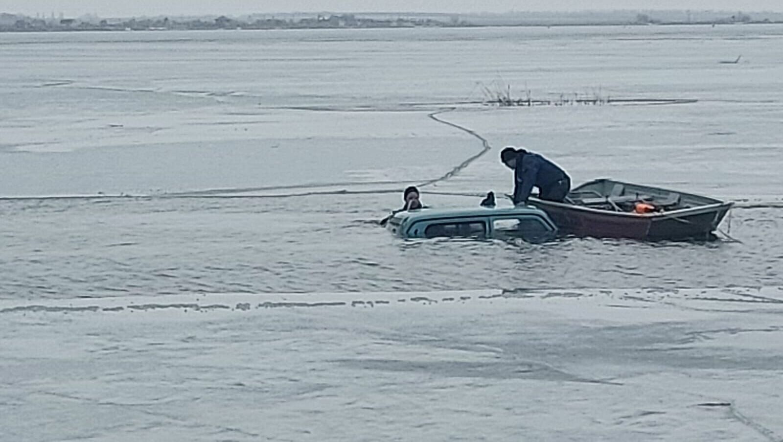 Мужчина погиб в машине, провалившейся под лед, на водохранилище в Ростовской области