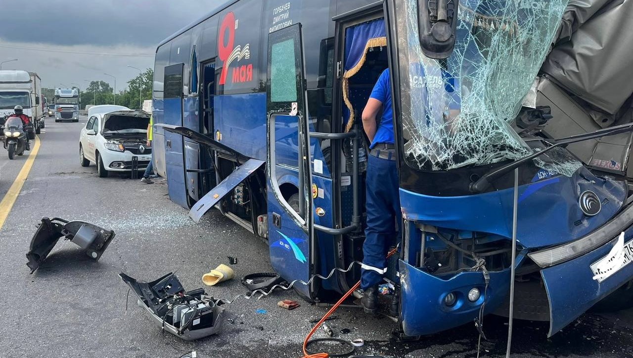 Под Ростовом на М-4 «Дон» в массовую аварию попал автобус с 20 пассажирами