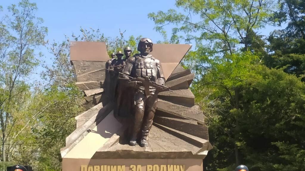 В Усть-Донцком районе открыли памятник участникам СВО