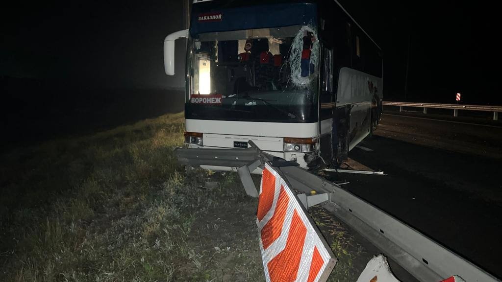 В Ростовской области на М-4 «Дон» в аварию попал автобус с десятками пассажиров
