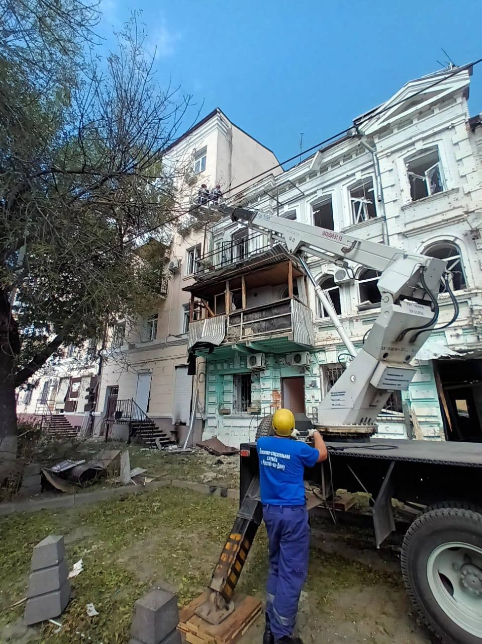 Логвиненко добавил, что спасатели также удаляют конструкции, грозящие обрушением.
