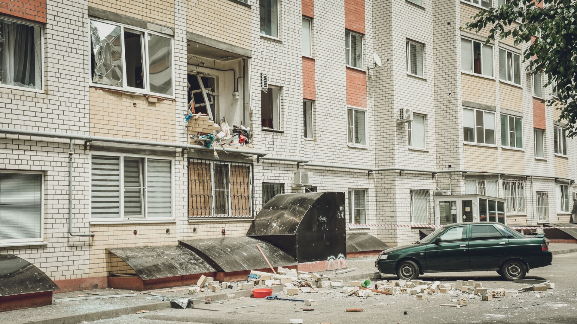Появились первые кадры после взрыва в девятиэтажном доме в Ростове-на-Дону 2 июня