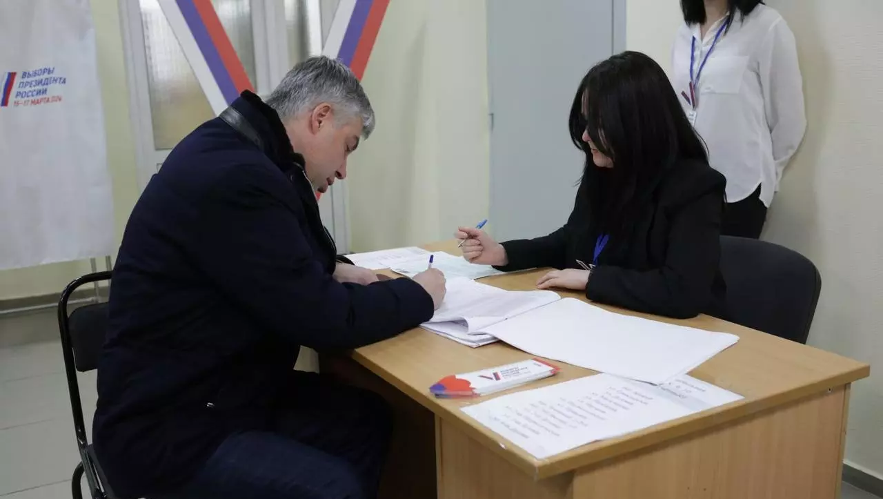 Глава администрации Ростова Логвиненко проголосовал на выборах президента