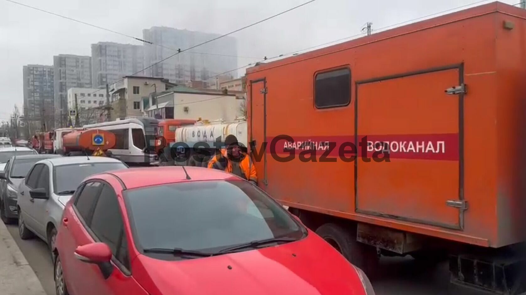 Воду отключили в районе горевшего здания Погрануправления ФСБ в Ростове