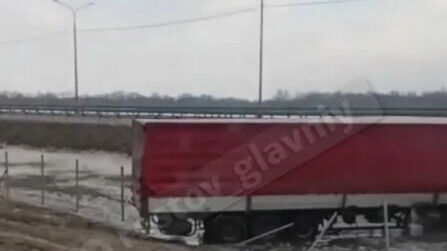Заснувший за рулем водитель фуры спровоцировал крупное ДТП на М-4 под Ростовом