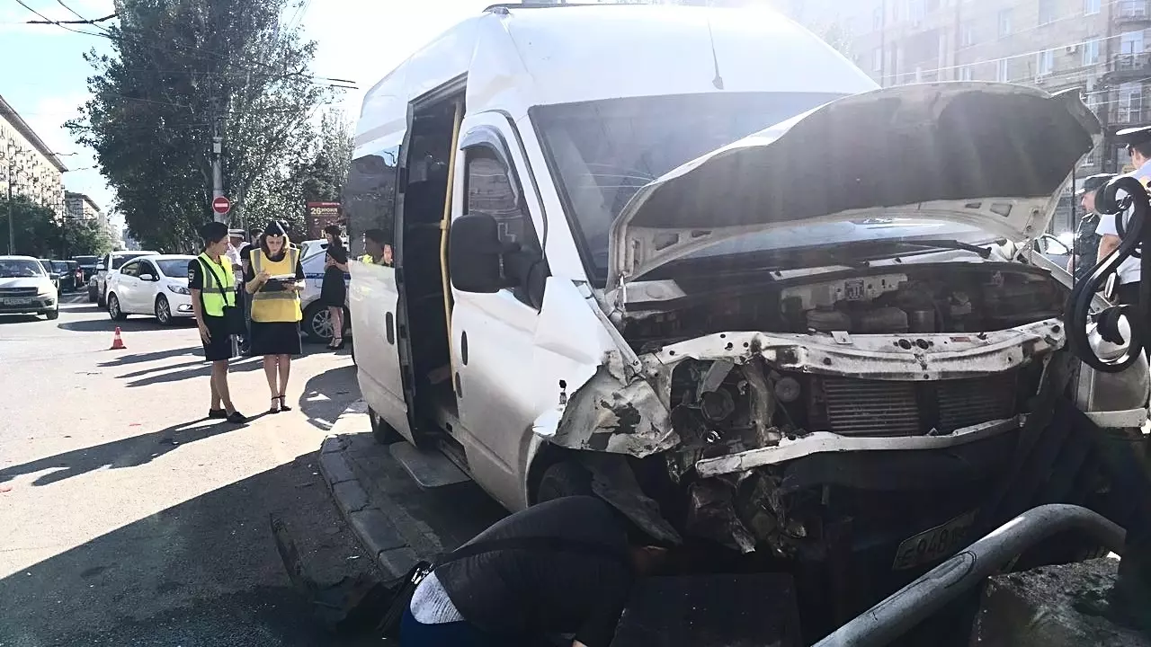 Попавший в аварию микроавтобус в Таганроге перевозил сотрудников администрации