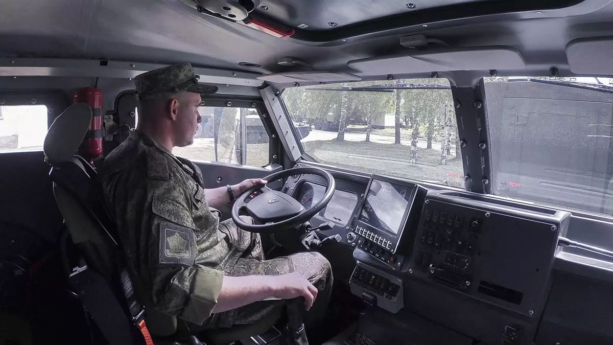 Пробка появилась на Таганрогской в Ростове из-за аварии с военным грузовиком