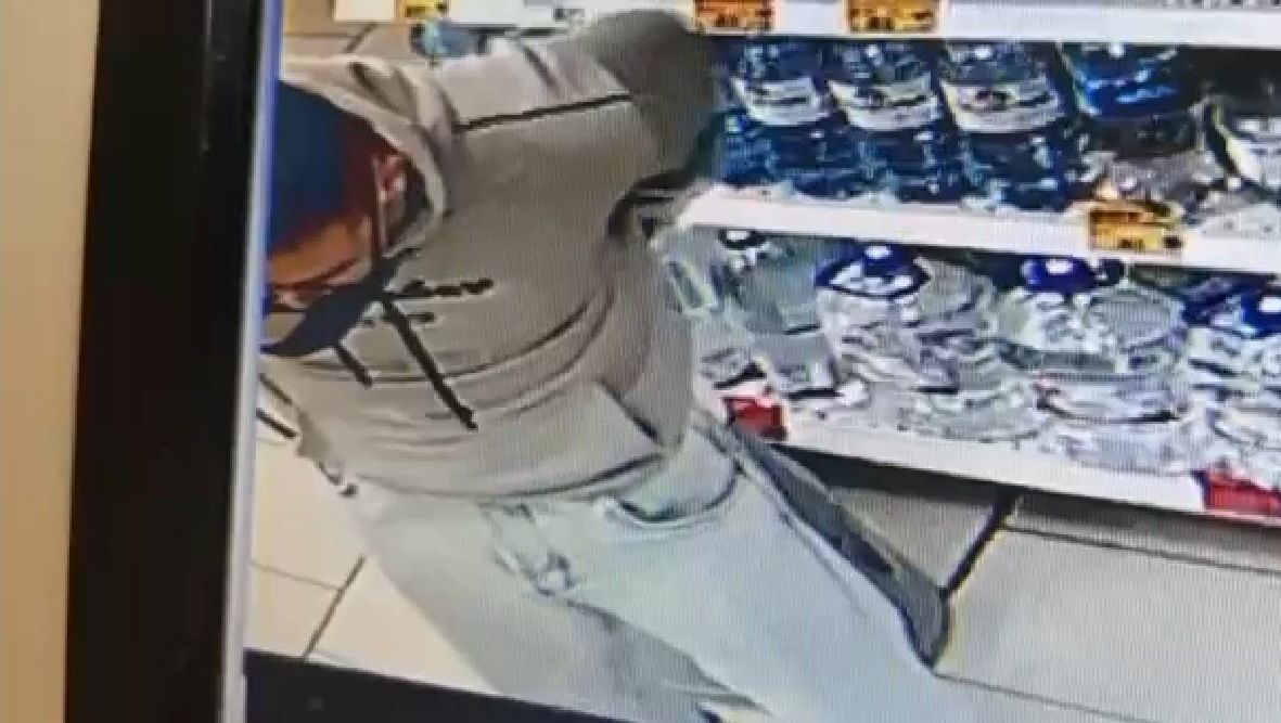 Засунул в зад и пошел: в Азове мужчина украл из магазина бутылку ликера
