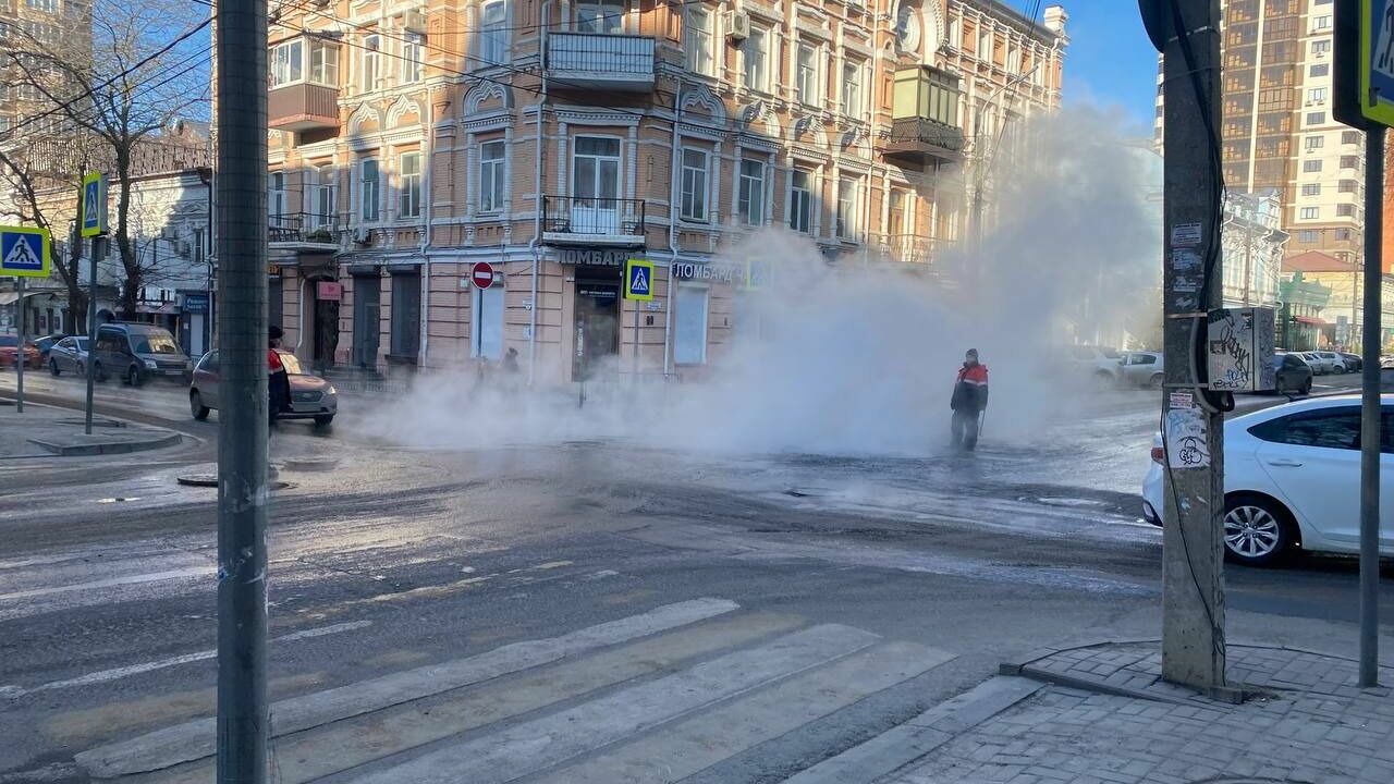 Кипятком залило улицу в Ростове-на-Дону утром 11 февраля из-за коммунальной аварии