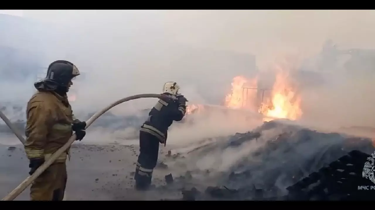 В МЧС сообщили подробности пожара на территории полимерного завода в Азове