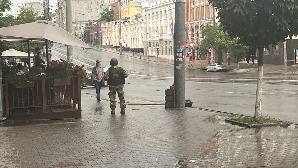 Два бойца «Вагнера» во время отхода из Ростова якобы сдались полиции