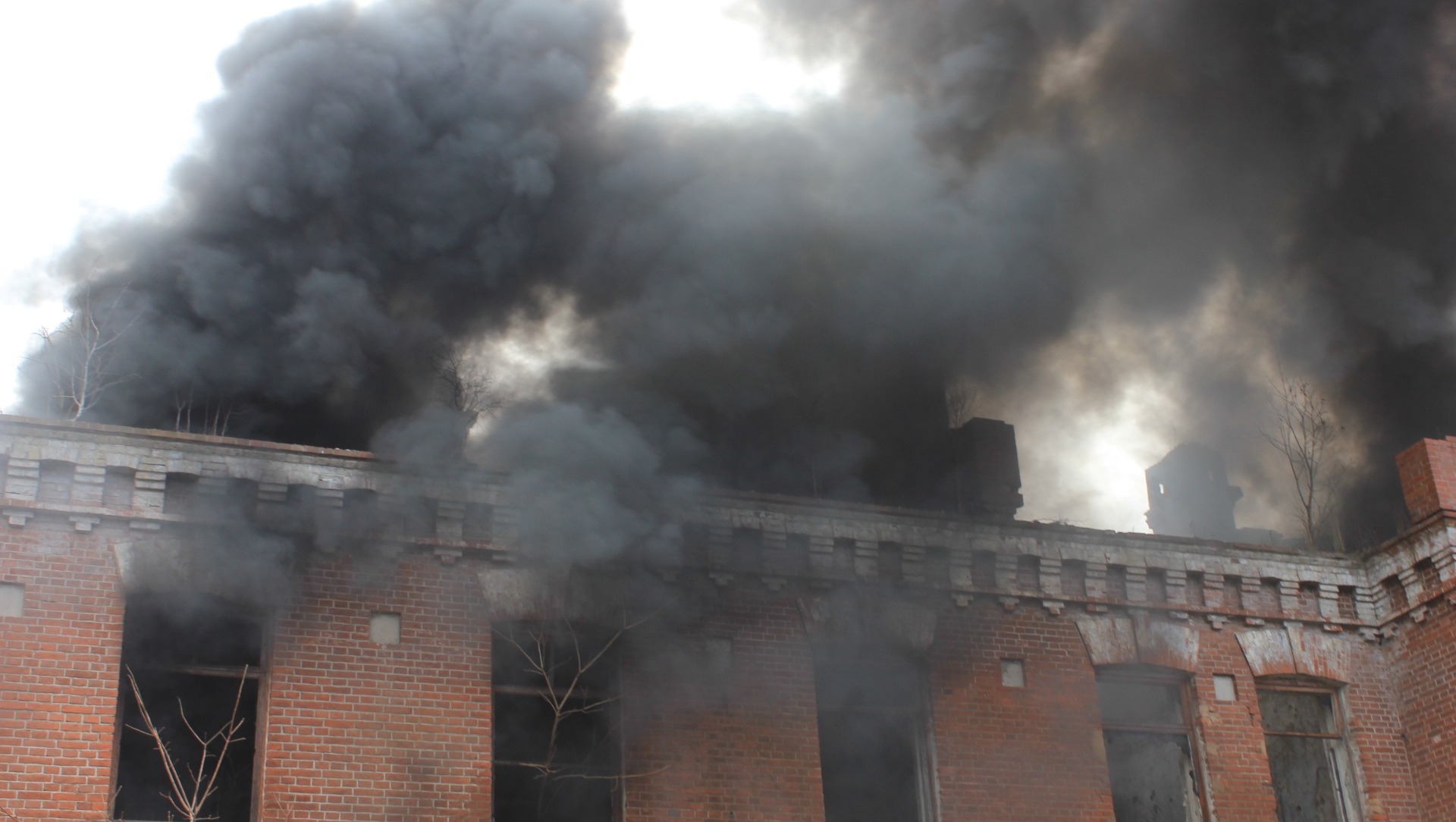 Крупный пожар охватил трансформатор и торговые ряды в Гуково 20 июля