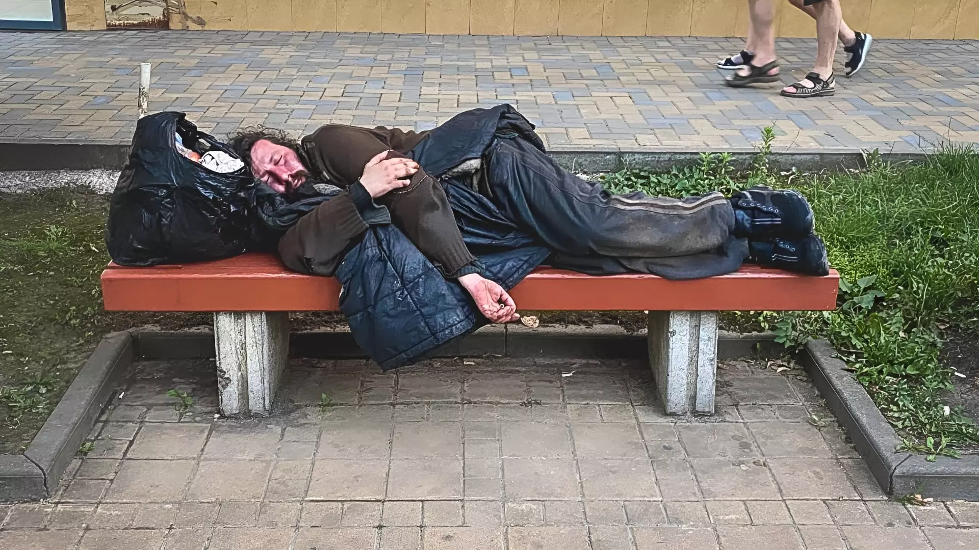 Блеск и нищета Ростова: почему центр города населяют бездомные и попрошайки