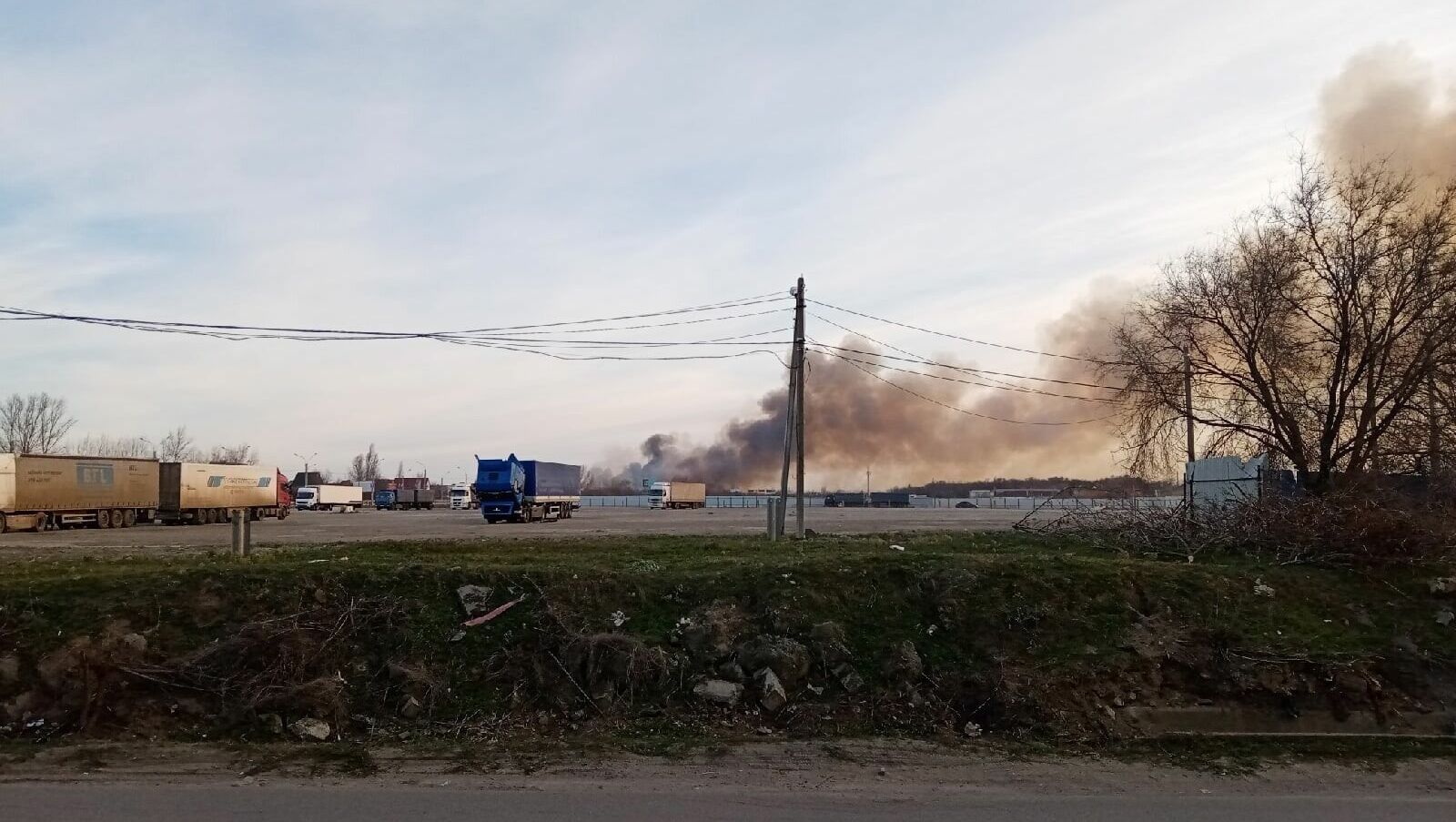 В Батайске на Восточном шоссе загорелся камыш в 100 метрах от жилых домов
