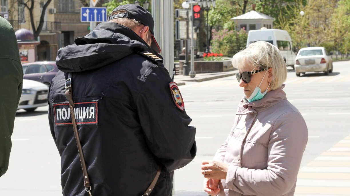 В Ростове полицейские запугали пенсионерку за маску на подбородке почти до инсульта