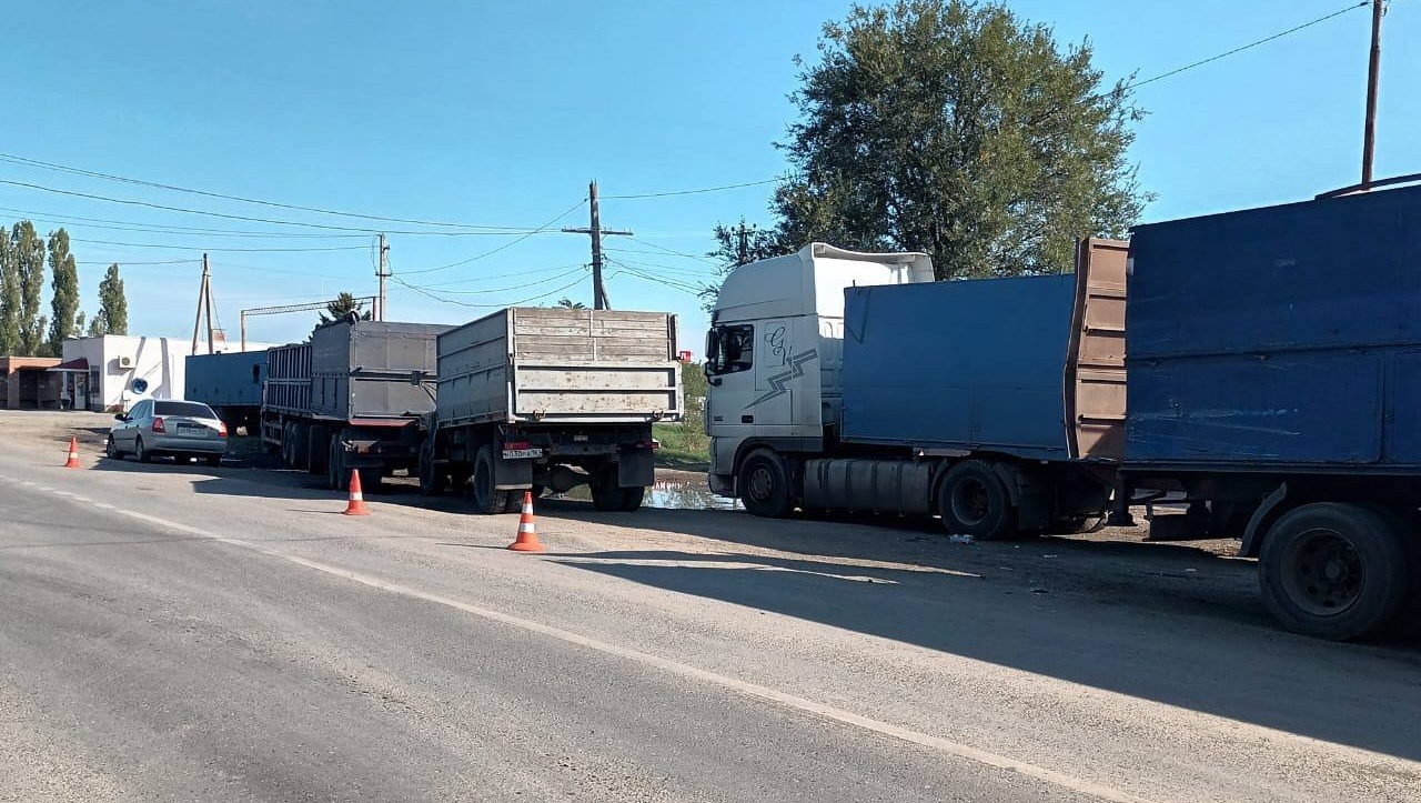 Умерший за рулем водитель протаранил два грузовика в Ростовской области