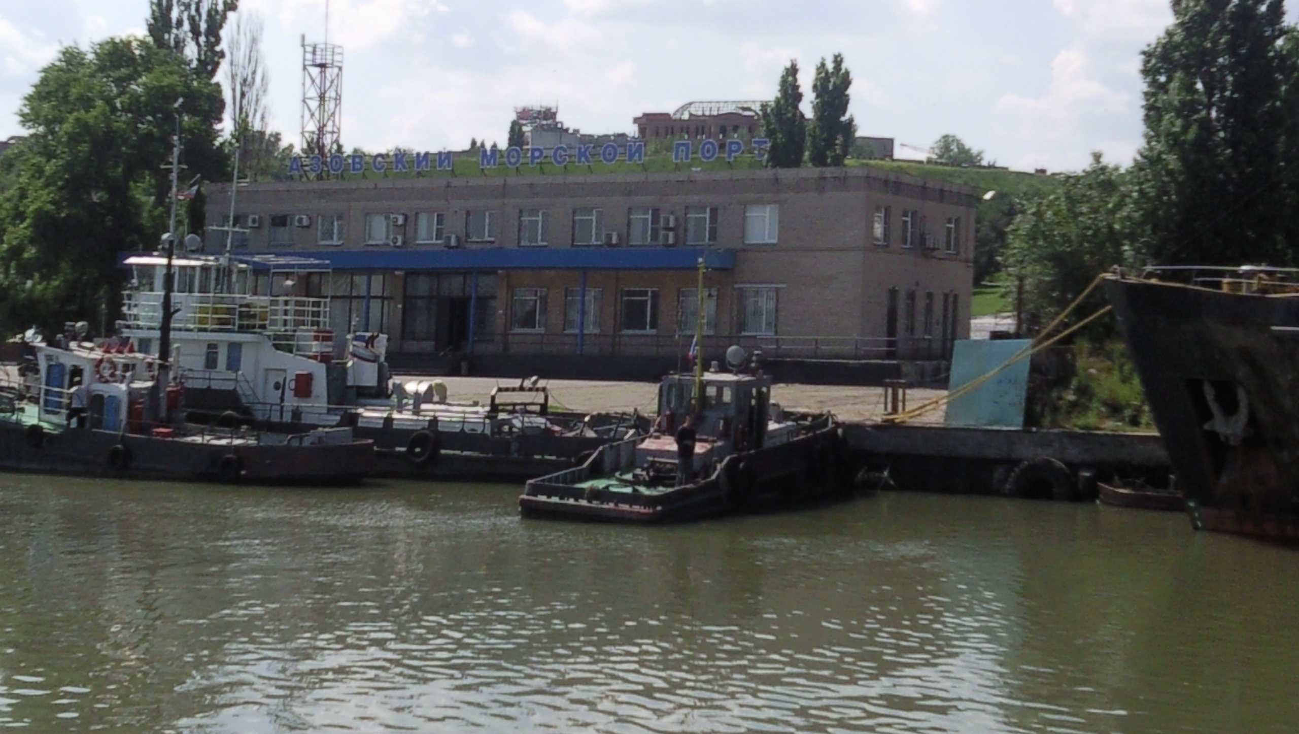 Гендиректора «Азовского морского порта» наказали за захламленное бомбоубежище