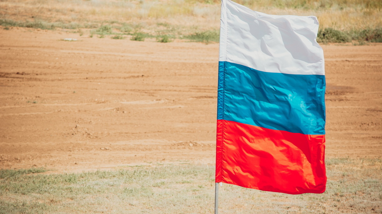 Ростовчане поддержали поднятие флага России перед уроками в школах
