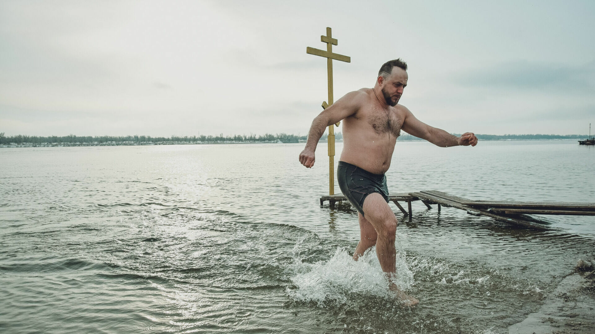 Эксперты рассказали о правилах безопасного купания на Крещение