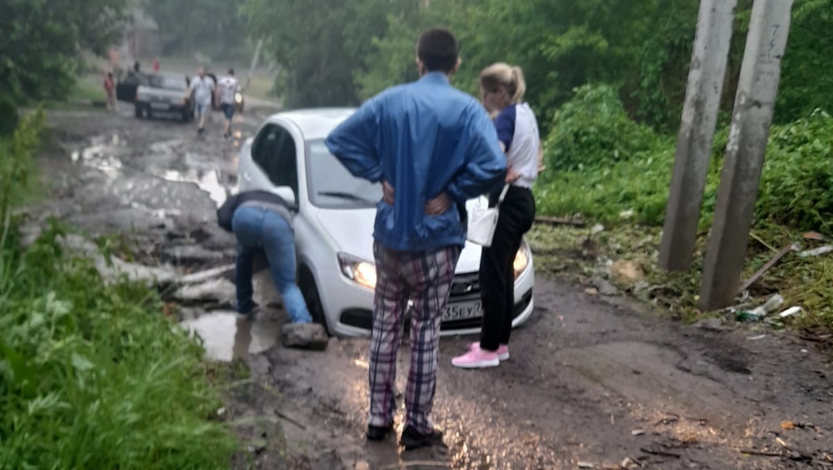 «Машины тонут в грязи»: из-за дождя ростовчане не могут добраться домой