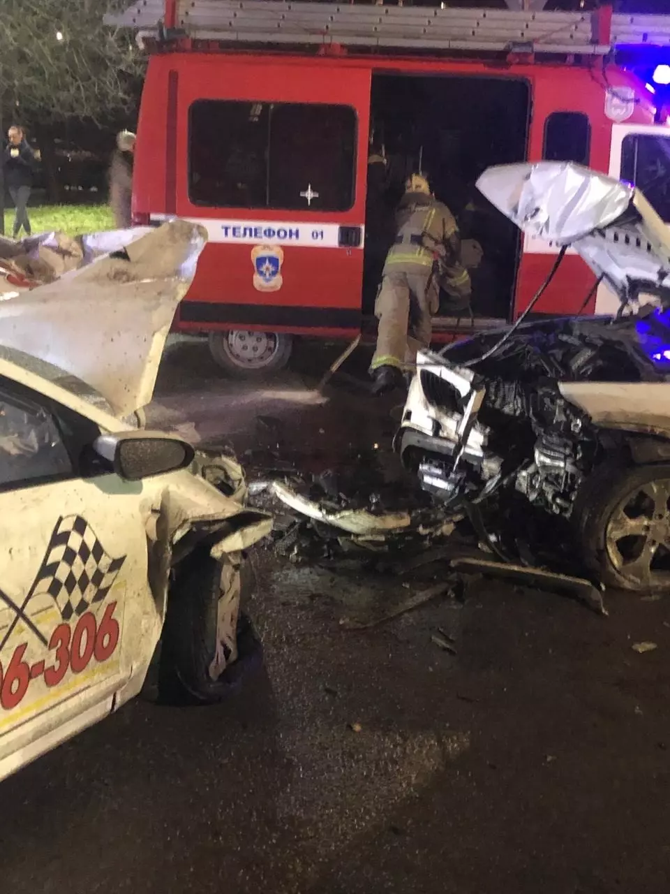 В воскресенье, 4 февраля, спасатели получили сигнал о том, что около 21.00 мск на улице Борко, 3 в Ростове произошла смертельная авария с участием трех автомобилей.