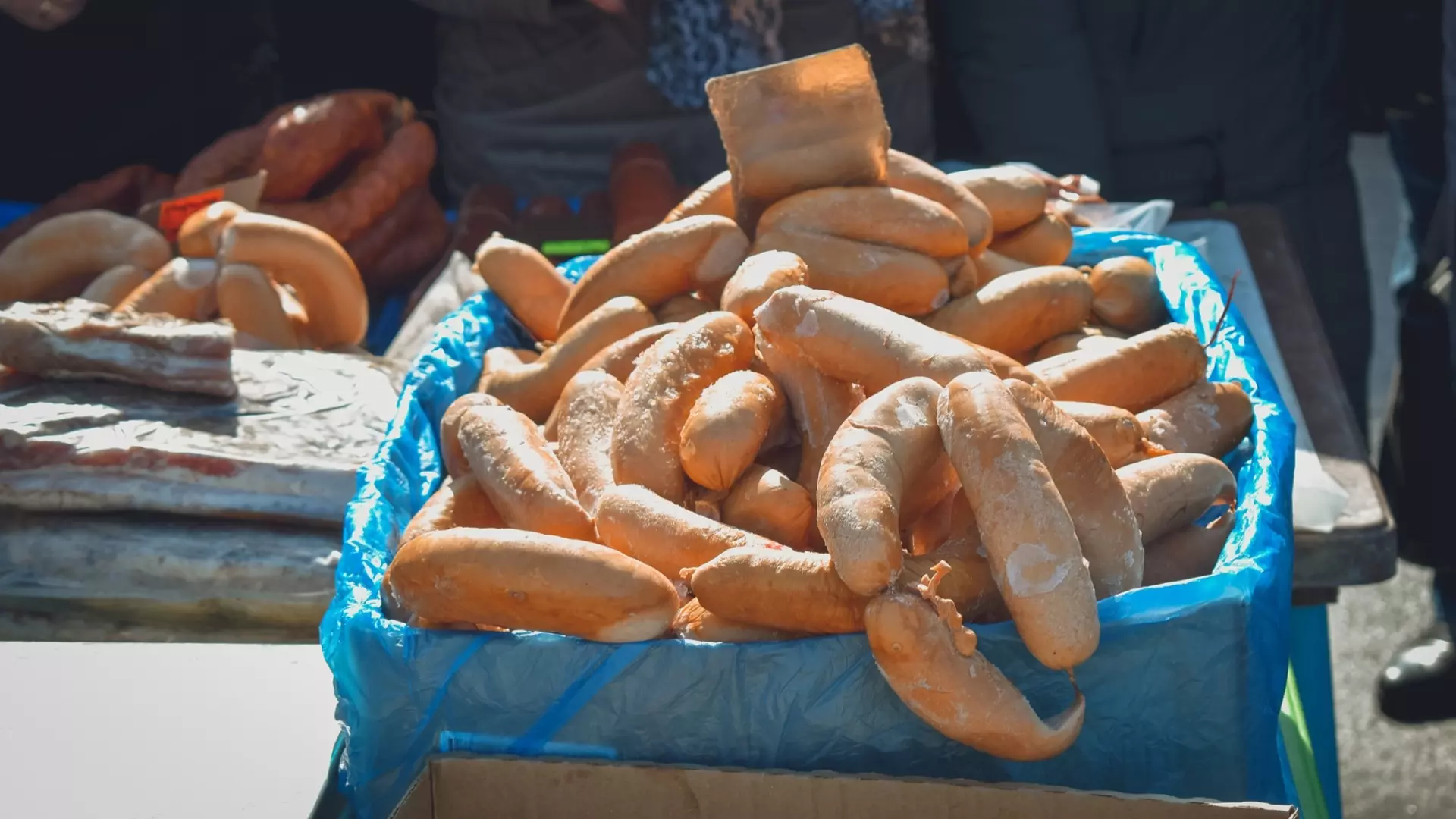 В Ростовской области предприятие торговало сосисками из неизвестных ингредиентов