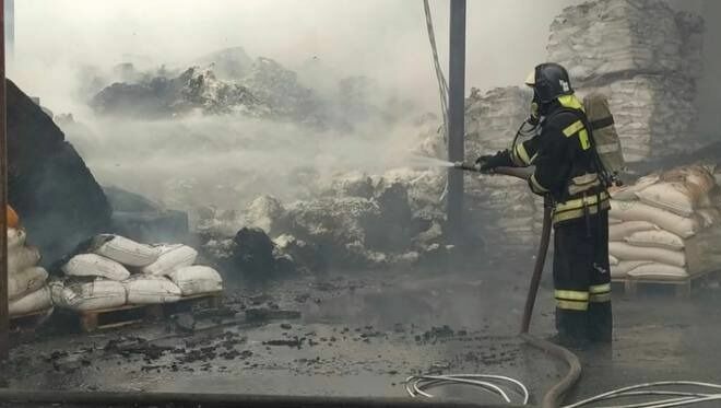 В Аксае огнеборцы потушили пожар на складе с целлюлозой