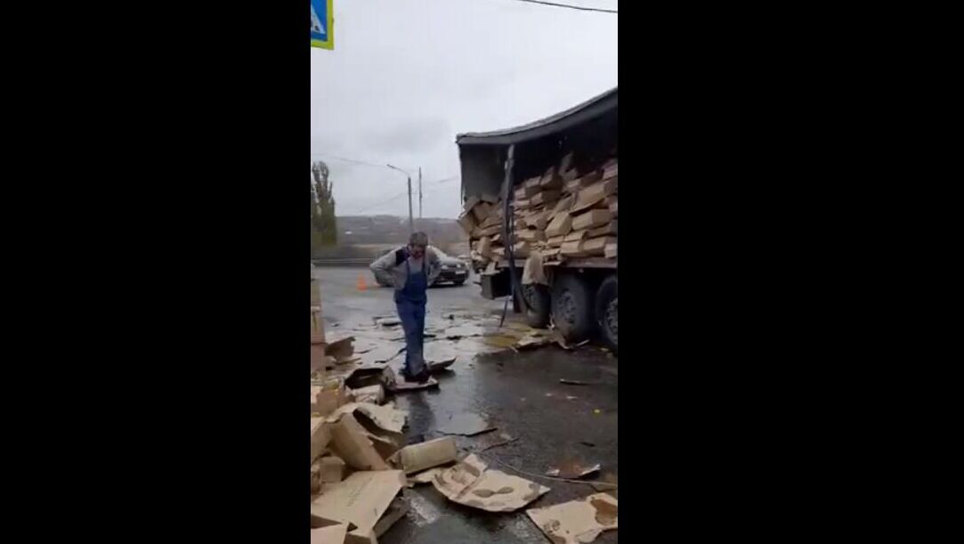 В Ростовской области после ДТП трассу залило подсолнечным маслом 4 ноября