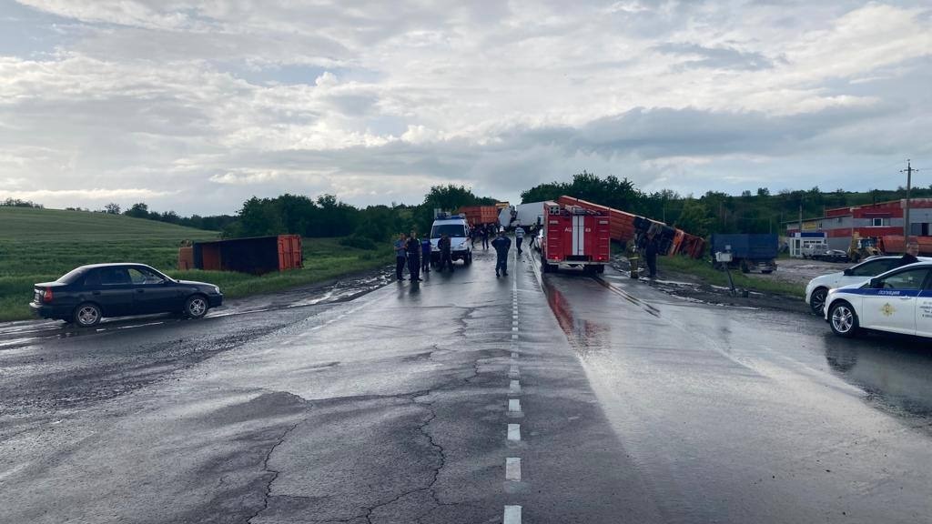 Водитель грузовика погиб в ДТП на трассе в Ростовской области 31 мая