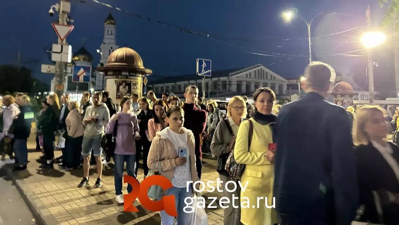 На Центральном рынке Ростова возникли огромные очереди из сотен пассажиров автобусов