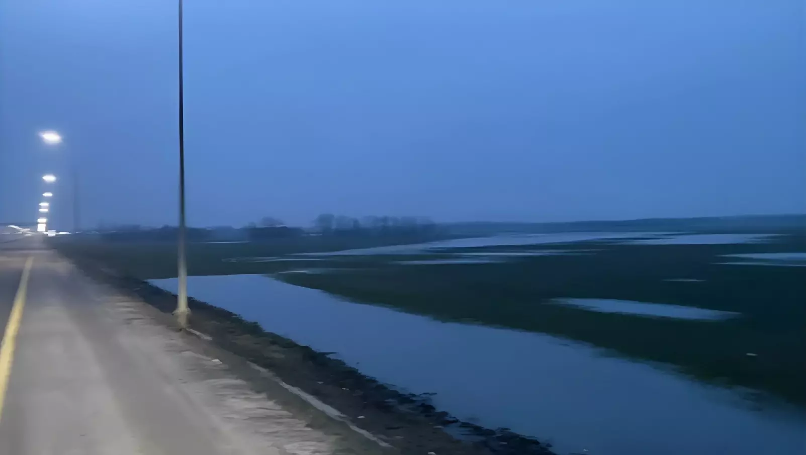 Вышедшая из берегов река затопила окрестности аэропорта Платов под Ростовом