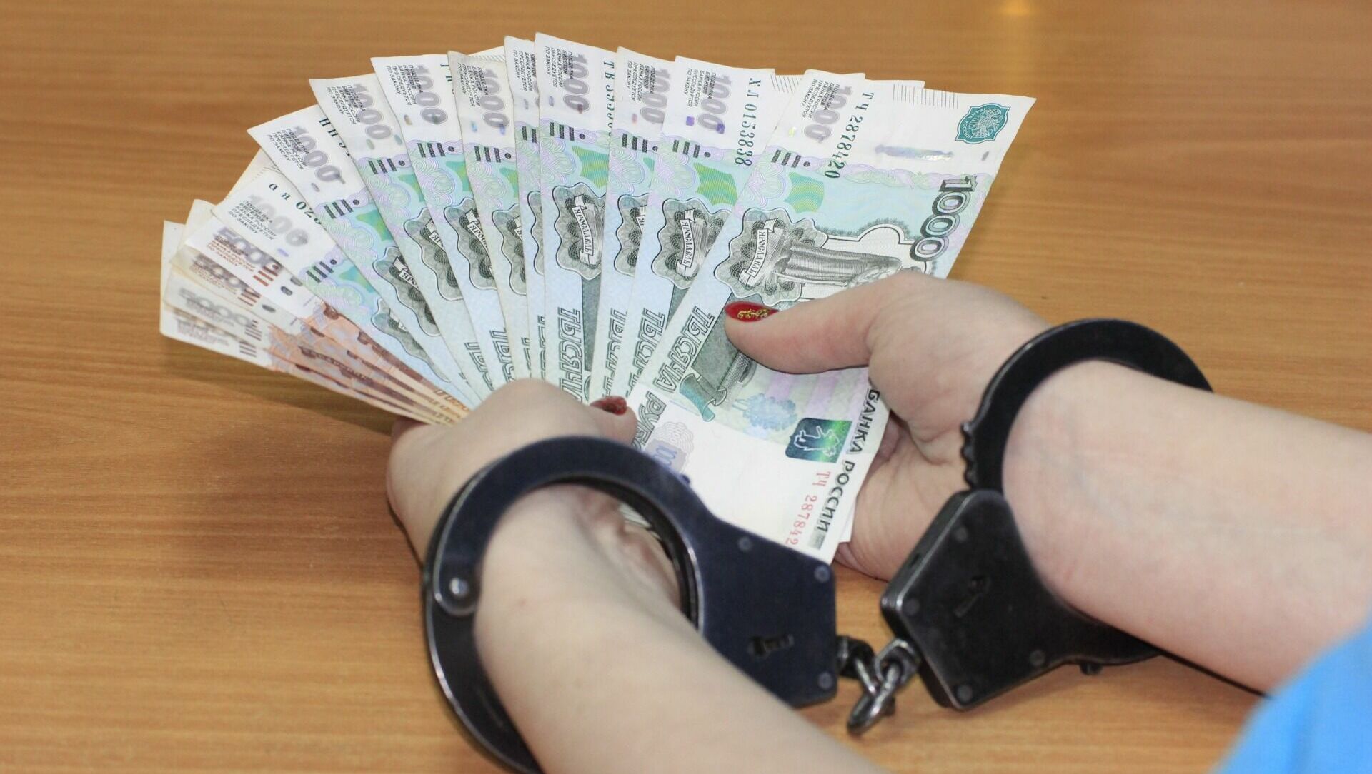 В Сальском районе поймали участкового на взятке 80 тыс рублей от освобожденной по УДО