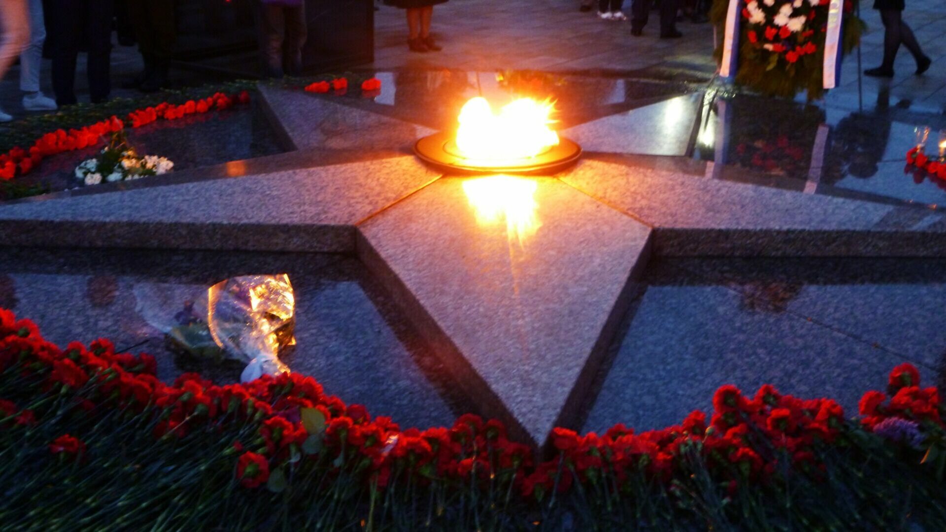 Вечный огонь снова горит на Театральной площади в Ростове