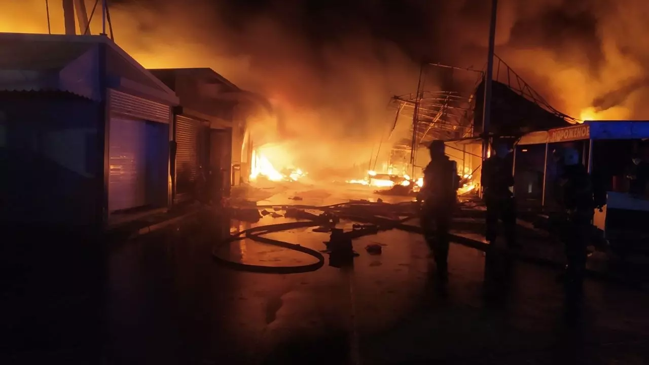 «Пламя до небес»: появились новые кадры пожара на рынке «Темерник» в Ростове