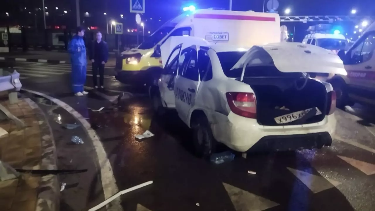 В Ростове спасатели вытащили из покореженной в ДТП машины трех пострадавших
