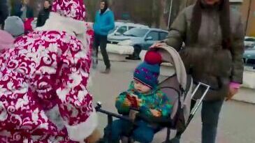 В Ростовской области байкеры в костюмах Дедов Морозов массово раздавали детям подарки
