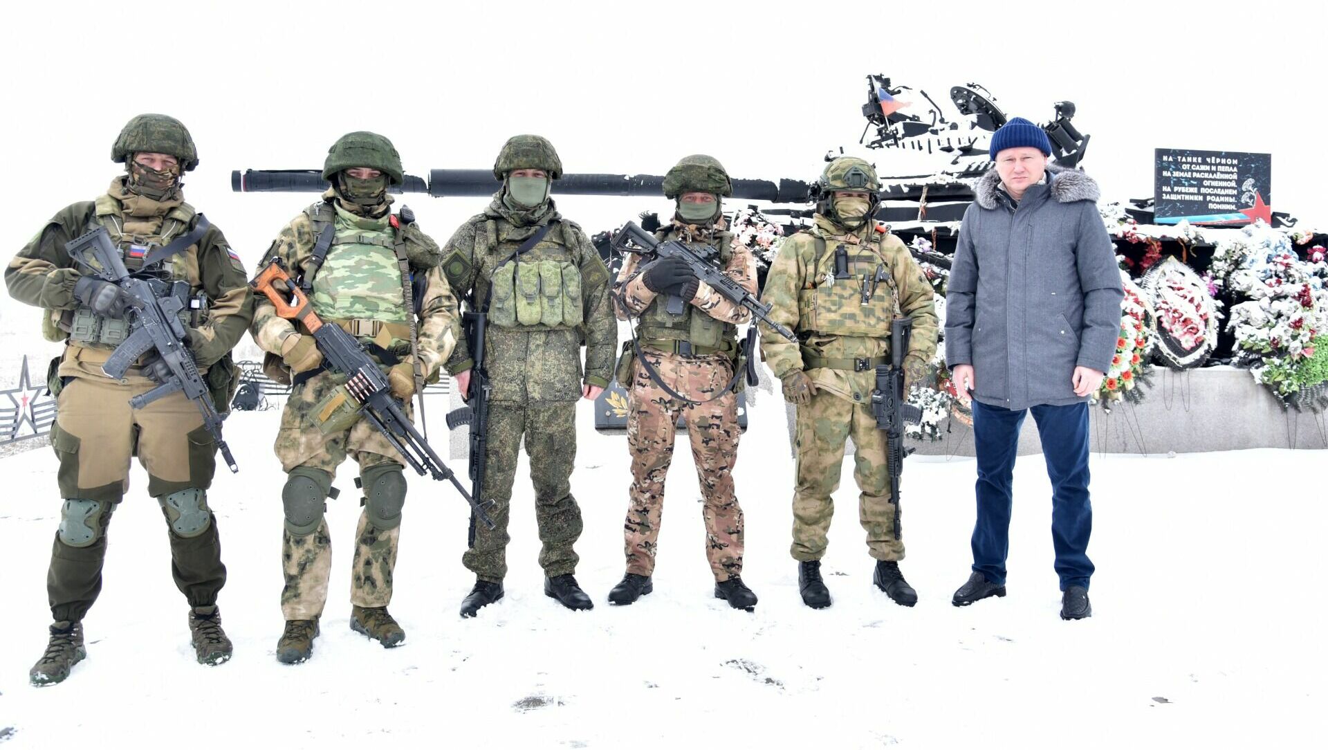 Депутаты «Единой России» доставили 2 внедорожника бойцам из Ростовской области в ЛНР