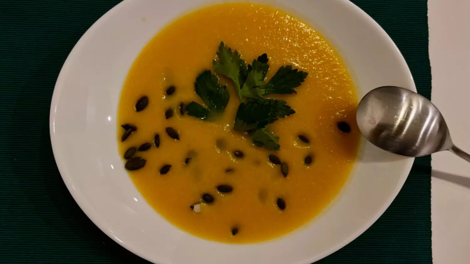 Тыквенный суп идеально подходит для холодного времени года