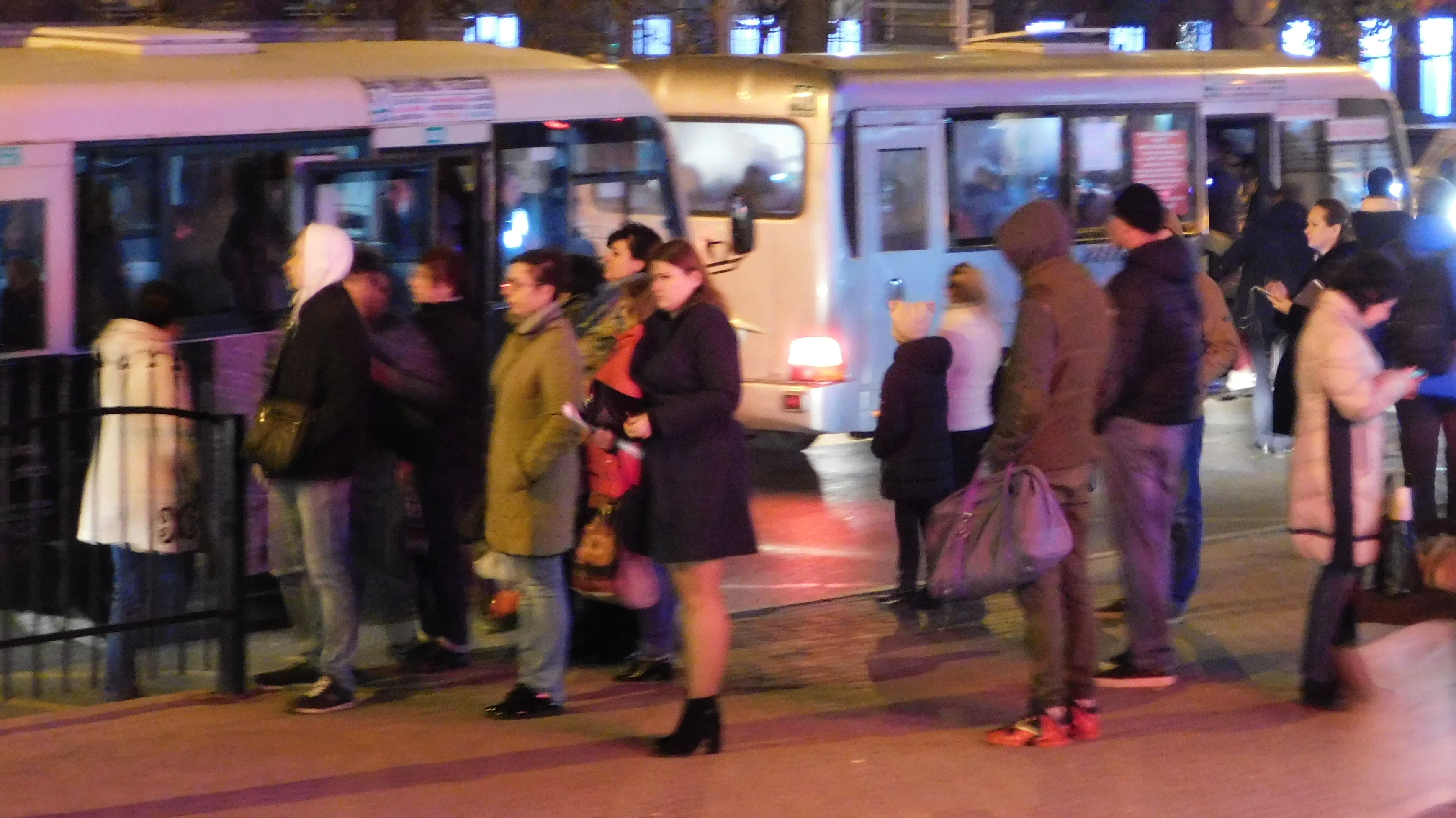 Ростовчане заявили, что на маршруте № 93 можно ждать автобус с вечера до утра