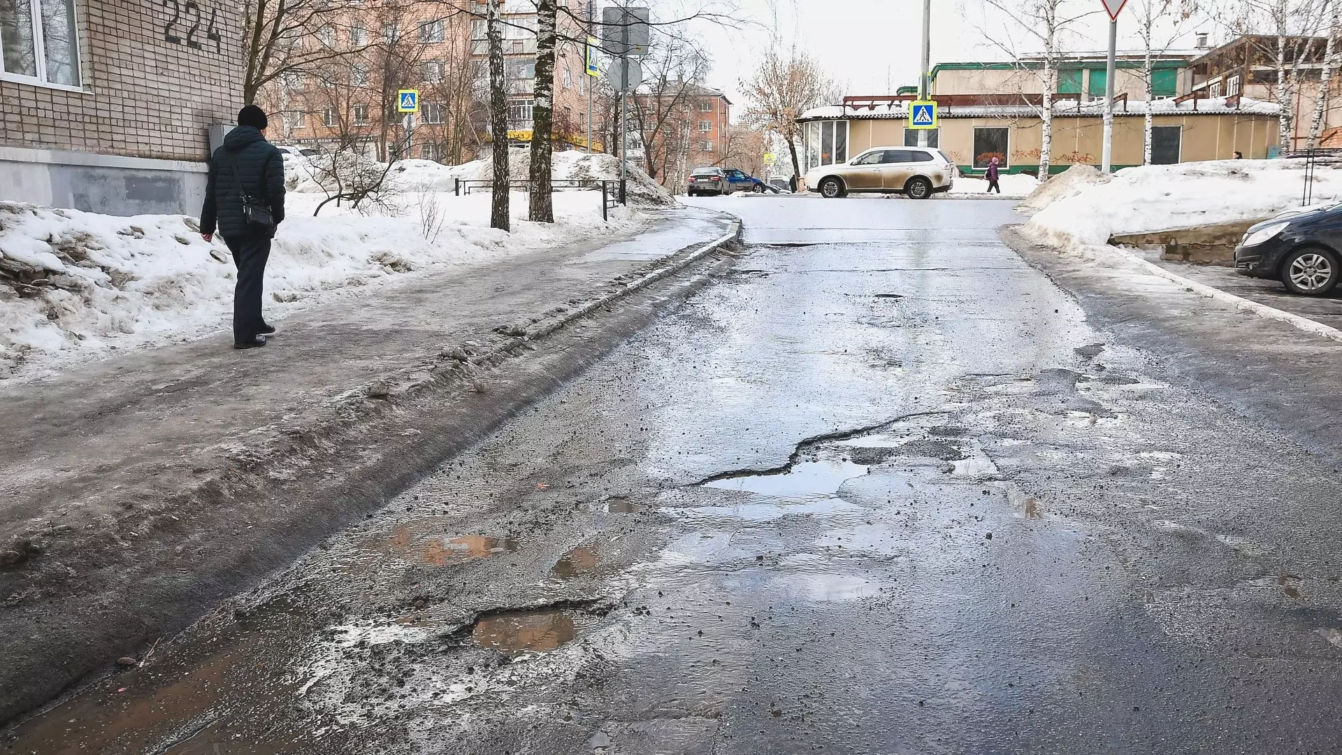 Ямы на дорогах в Ростове заделывают по ночам, чтобы не мешать движению машин