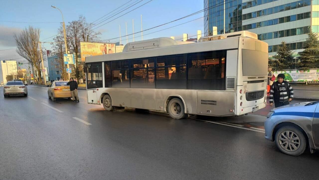 В Ростове полный пассажиров автобус врезался в такси 17 декабря