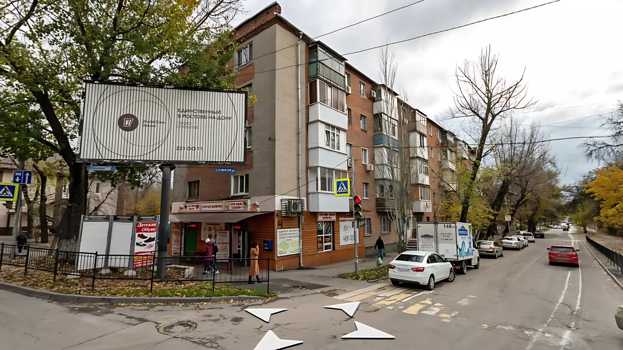 Потолок обрушился в подъезде многоэтажки на Ларина в Ростове-на-Дону