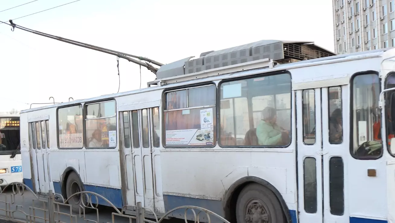 Два человека пострадали после жесткого удара троллейбуса и иномарки в Ростове