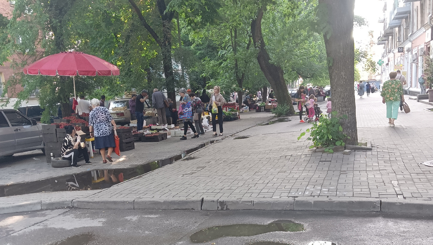 Большой нелегальный базар работает у входа в здание полиции на Сержантова в Ростове