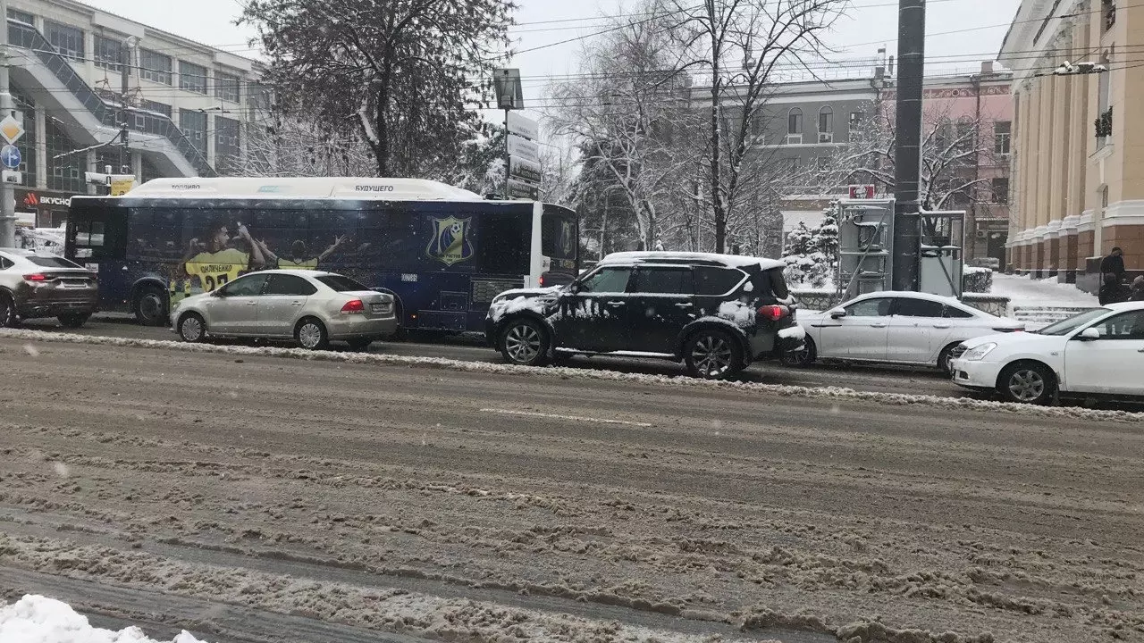 В ГИБДД попросили ростовских водителей не менять зимнюю резину