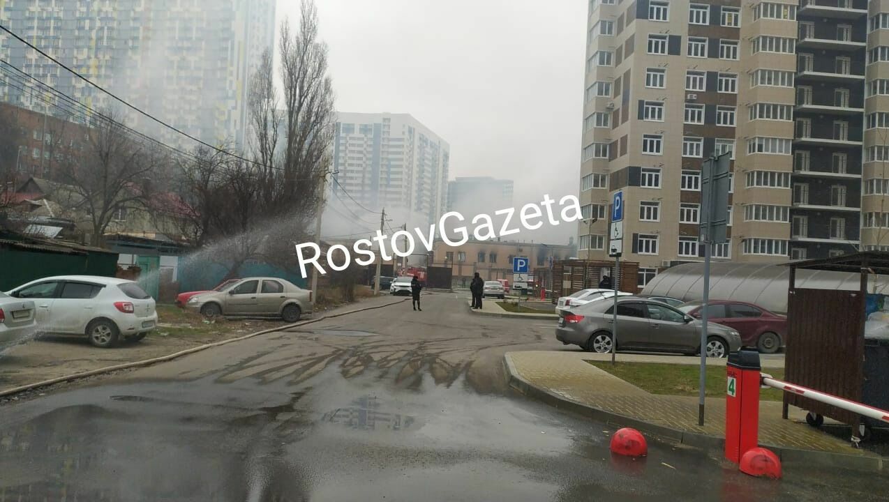 В Ростове горят здания силовиков, пока подростки устраивают массовые драки