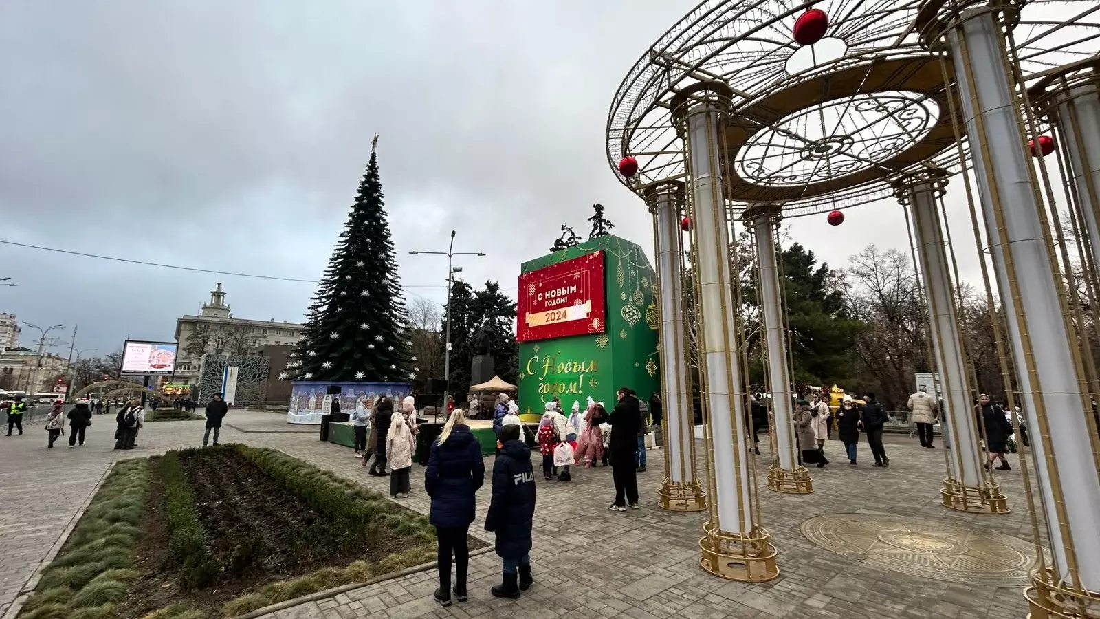 Главную елку открыли в центре Ростова. Показываем, как она выглядит