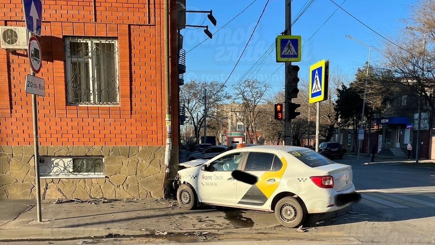 Такси протаранило стену отеля на Текучева в Ростове 4 декабря