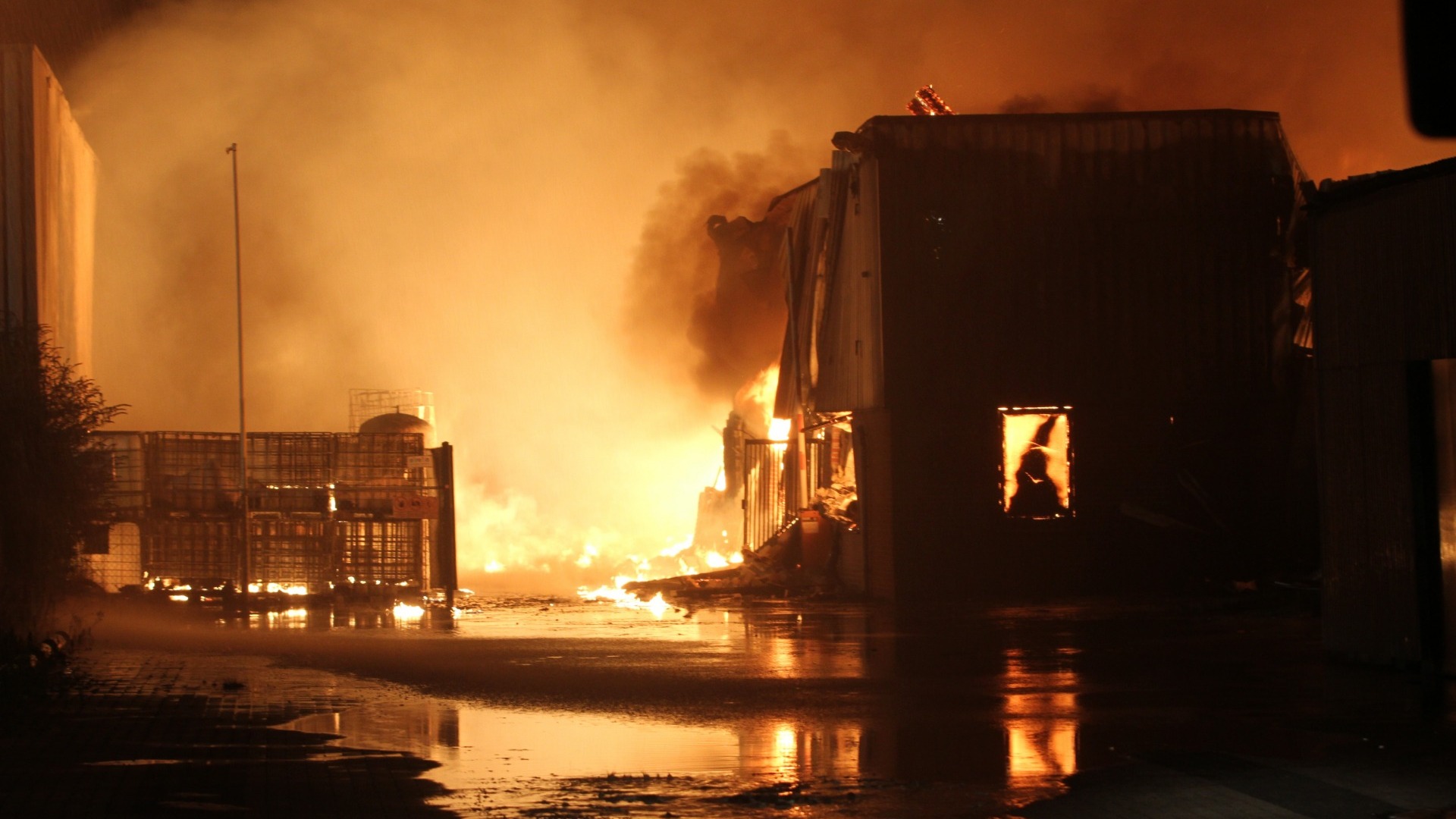 В Сети появились кадры крупного пожара на складе в Волгодонске 22 июня