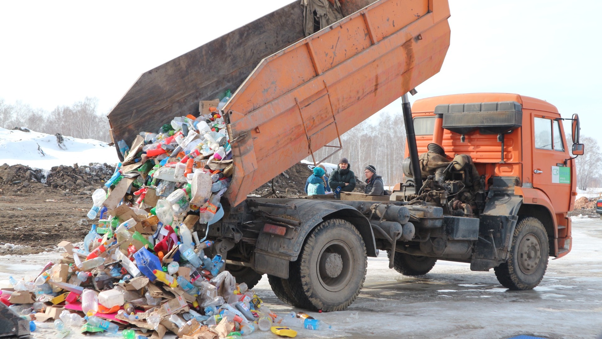 Водитель загоревшегося мусоровоза сбросил отходы на дорогу в Новочеркасске